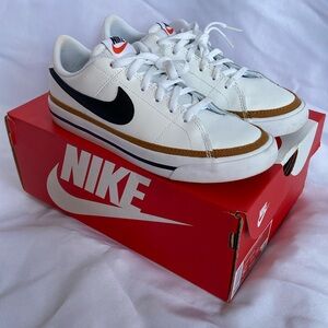 Boys size 5.5 (also fits women’s size 7.5) Nike court legacy sneaker